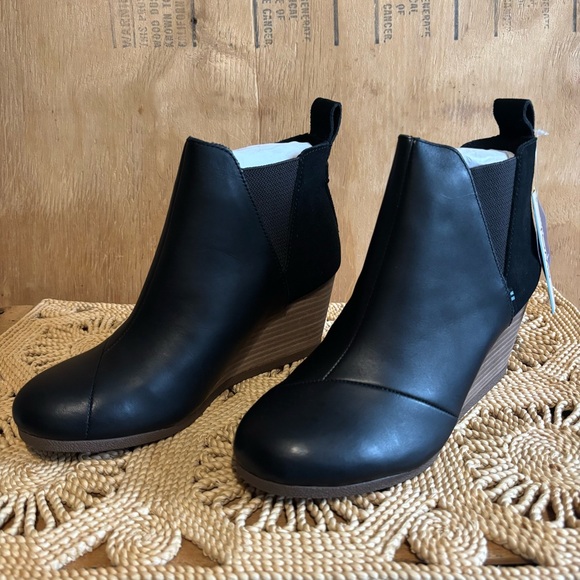 NWT TOMS Women's Kelsey Black Leather Ankle Boot Sz 7 - Picture 1 of 8